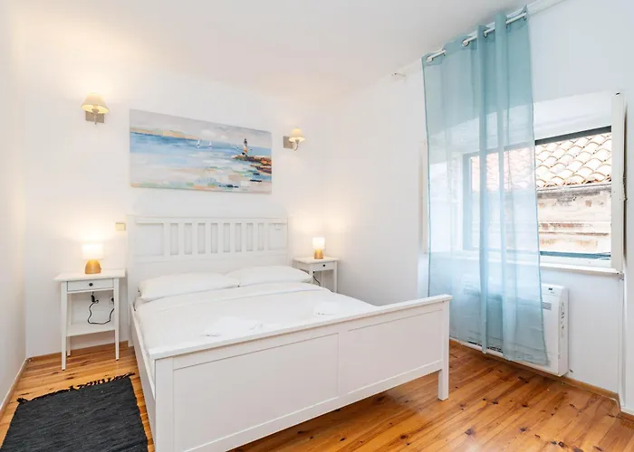 Kenova Old Town Apartment *